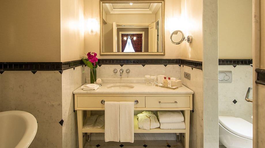 Deluxe Golden Horn Room Pera Palace Istanbul — 5