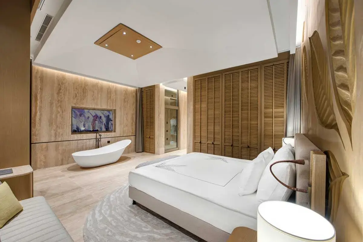 Amber Lagoon Suite Regnum The Crown — 8