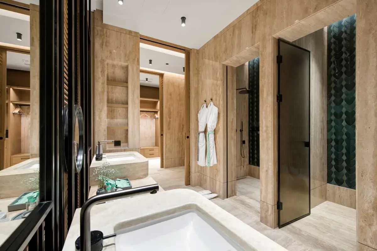 Amber Lagoon Suite Regnum The Crown — 5