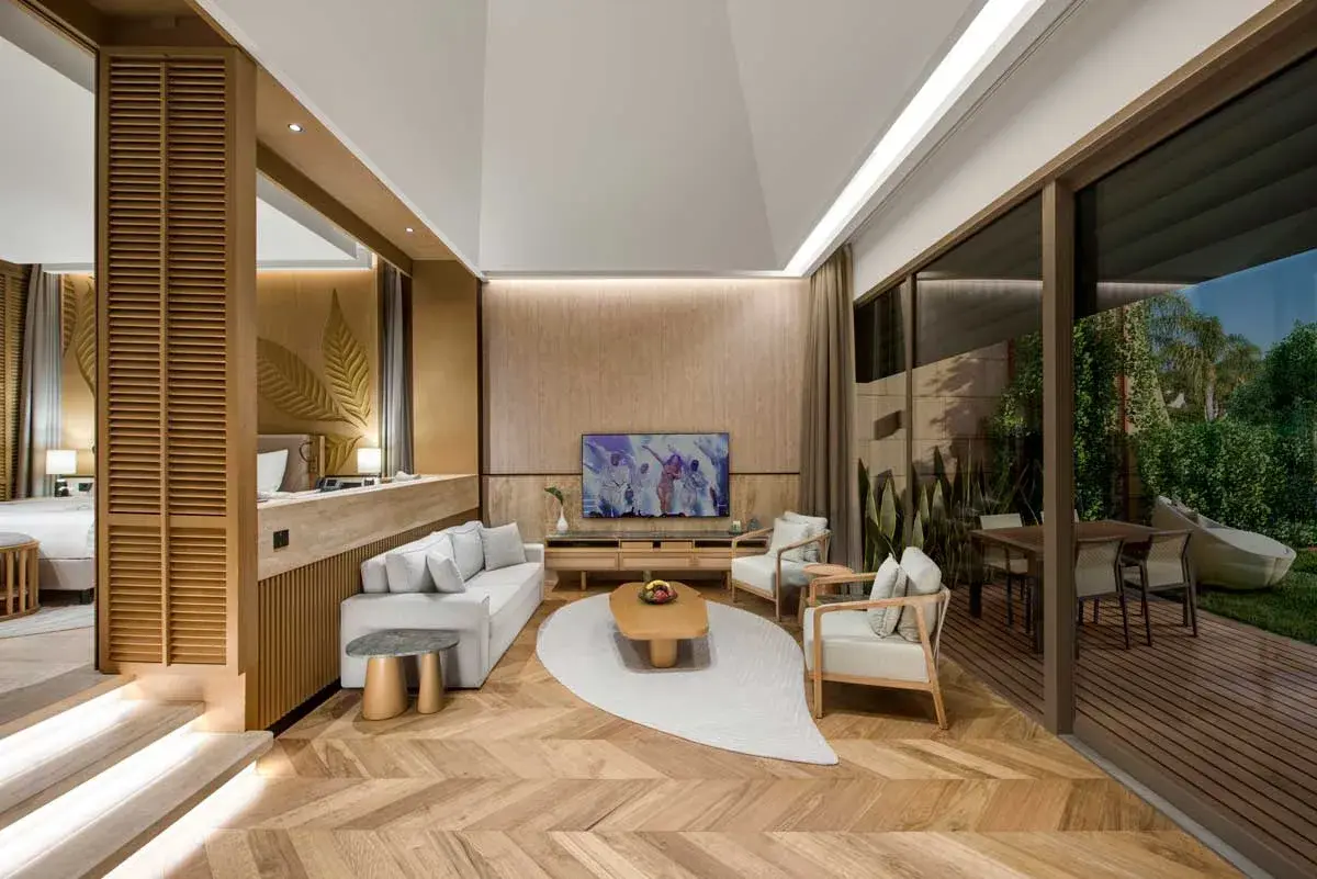 Amber Lagoon Suite Regnum The Crown — 3