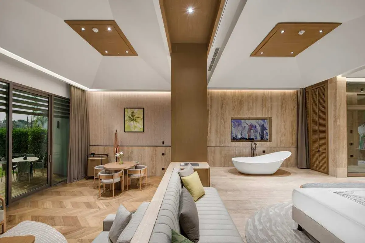 Amber Lagoon Suite Regnum The Crown — 9