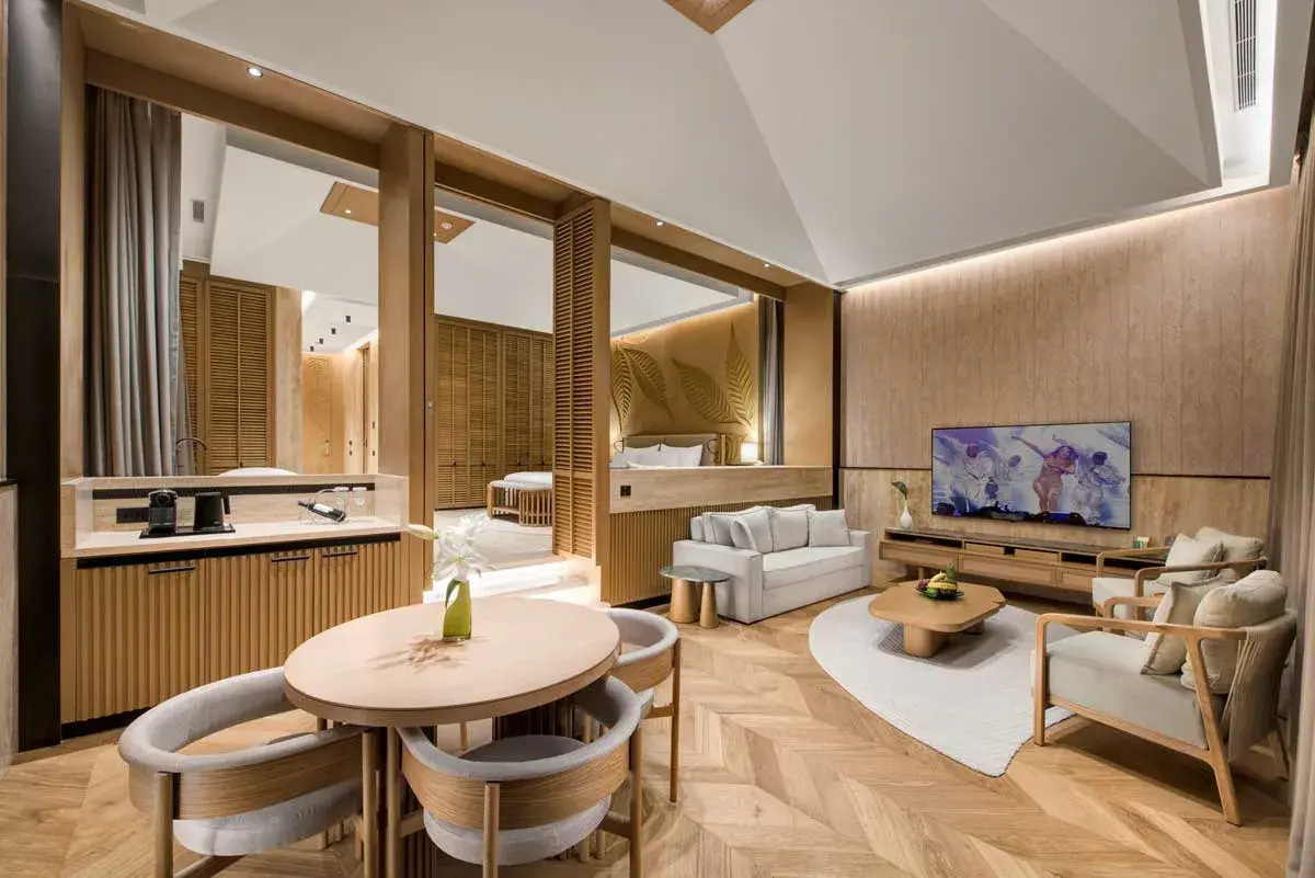 Amber Lagoon Suite Regnum The Crown — 4