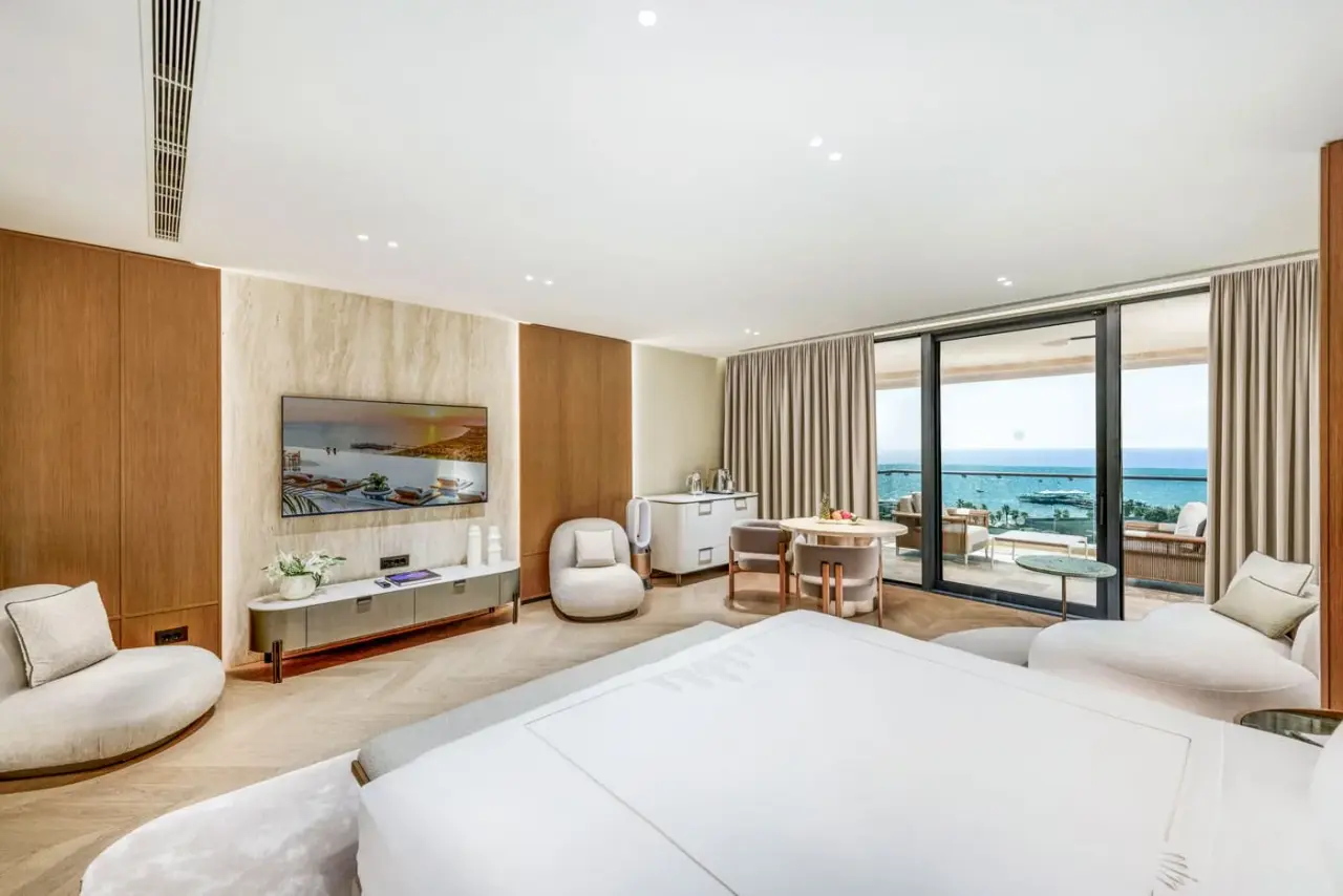 Crown Signature Suite Regnum The Crown