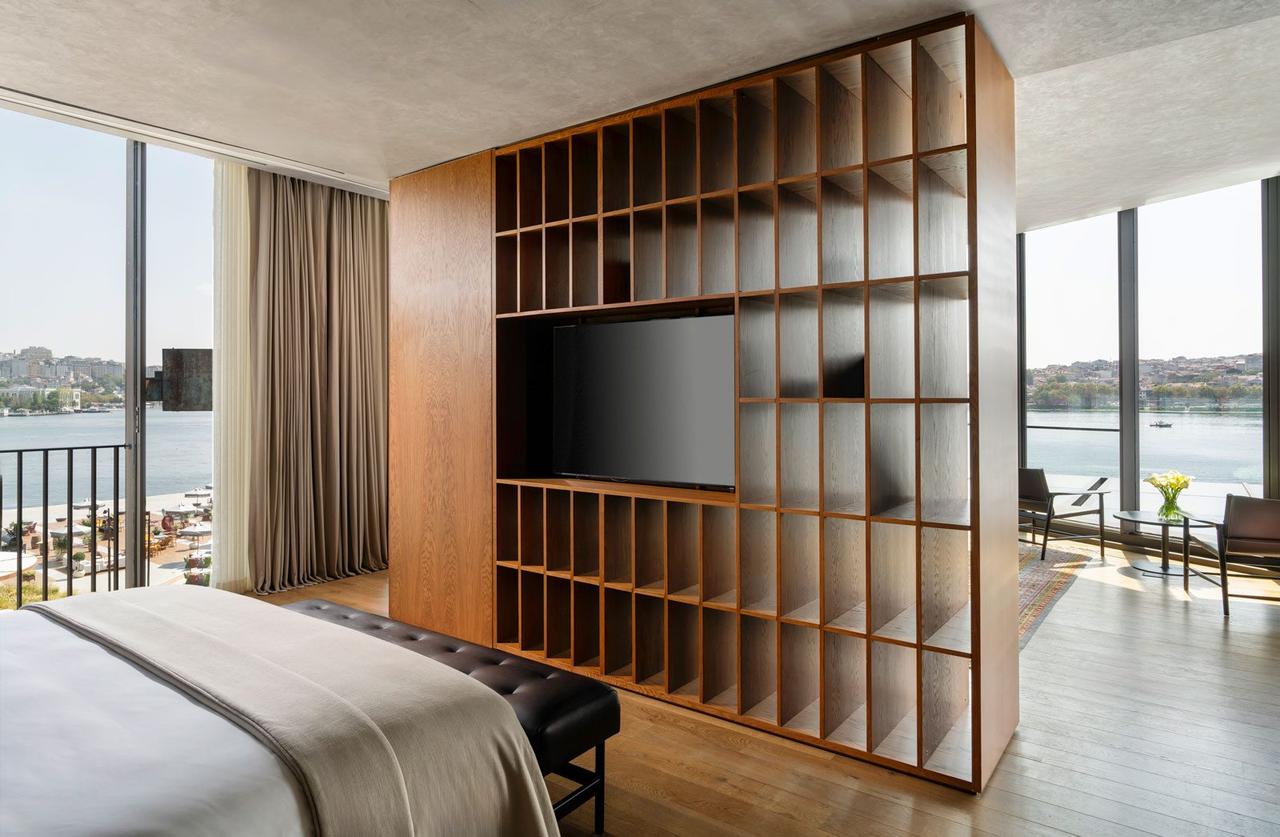 One Bedroom Corner Suite with Sea View Rixos Tersane — 4